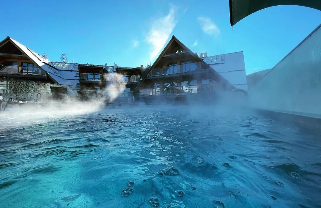 Apartamenty Royal Resort&Spa - Taras z widokiem na basen-1