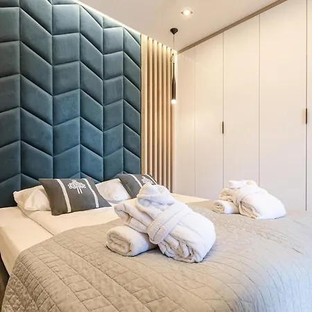 Apartamenty Royal Resort&Spa - Taras z widokiem na basen-2