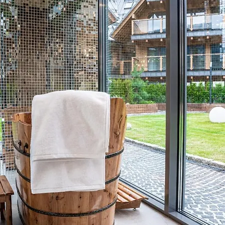 Apartamenty Royal Resort&Spa - Taras z widokiem na basen-3
